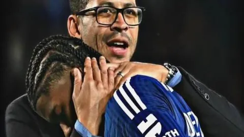 独家揭秘：福登手部疑现骨折阴影，真相揭晓需待X光扫描揭晓！